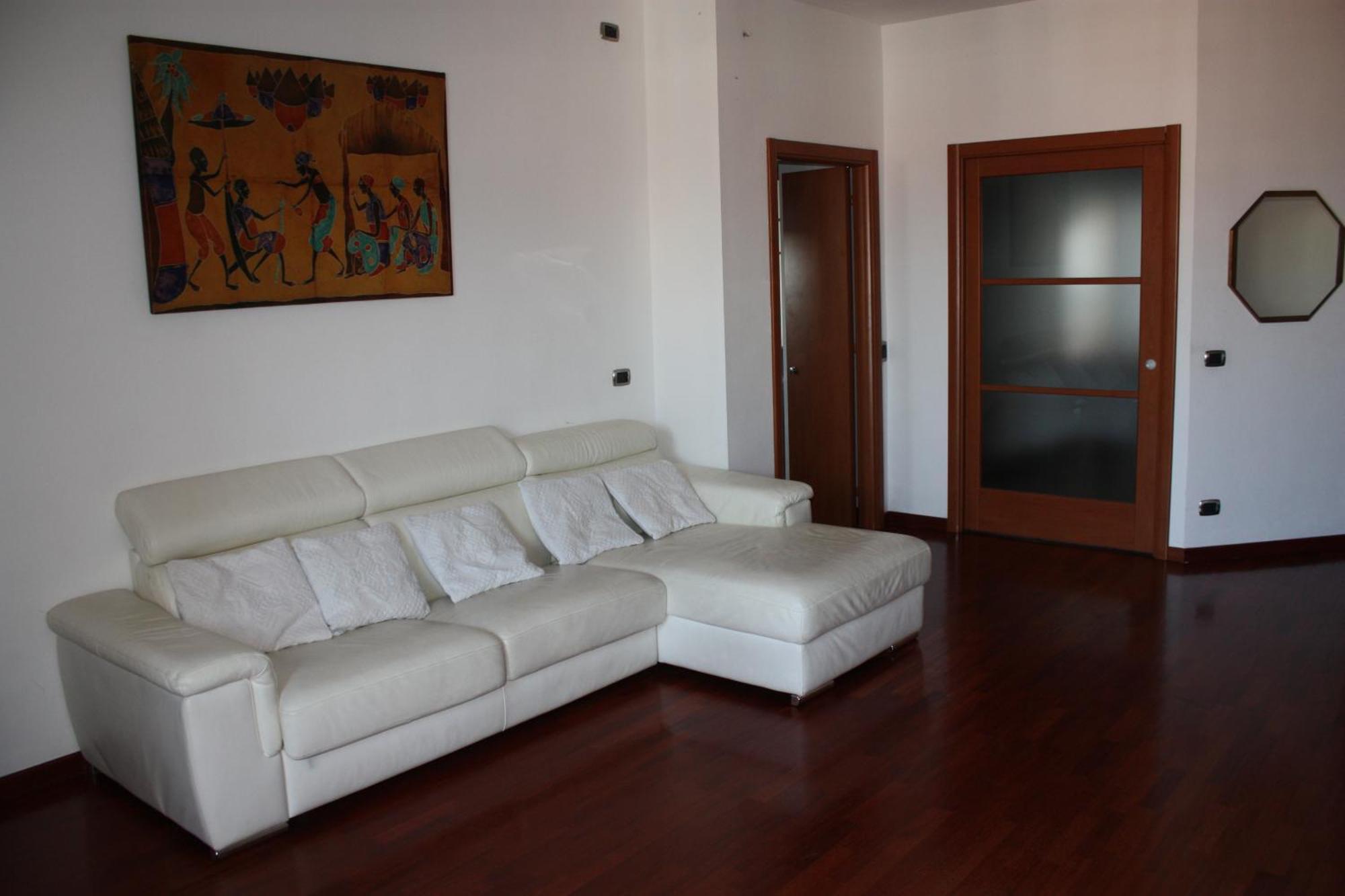 Elegante Appartamento Trilocale Milão Exterior foto